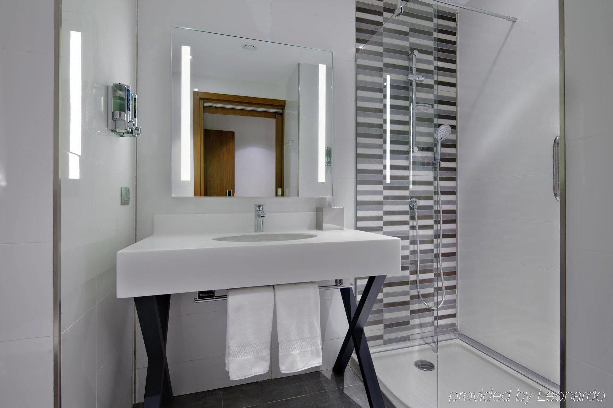 Отель Hampton By Hilton Kocaeli Symbol Экстерьер фото