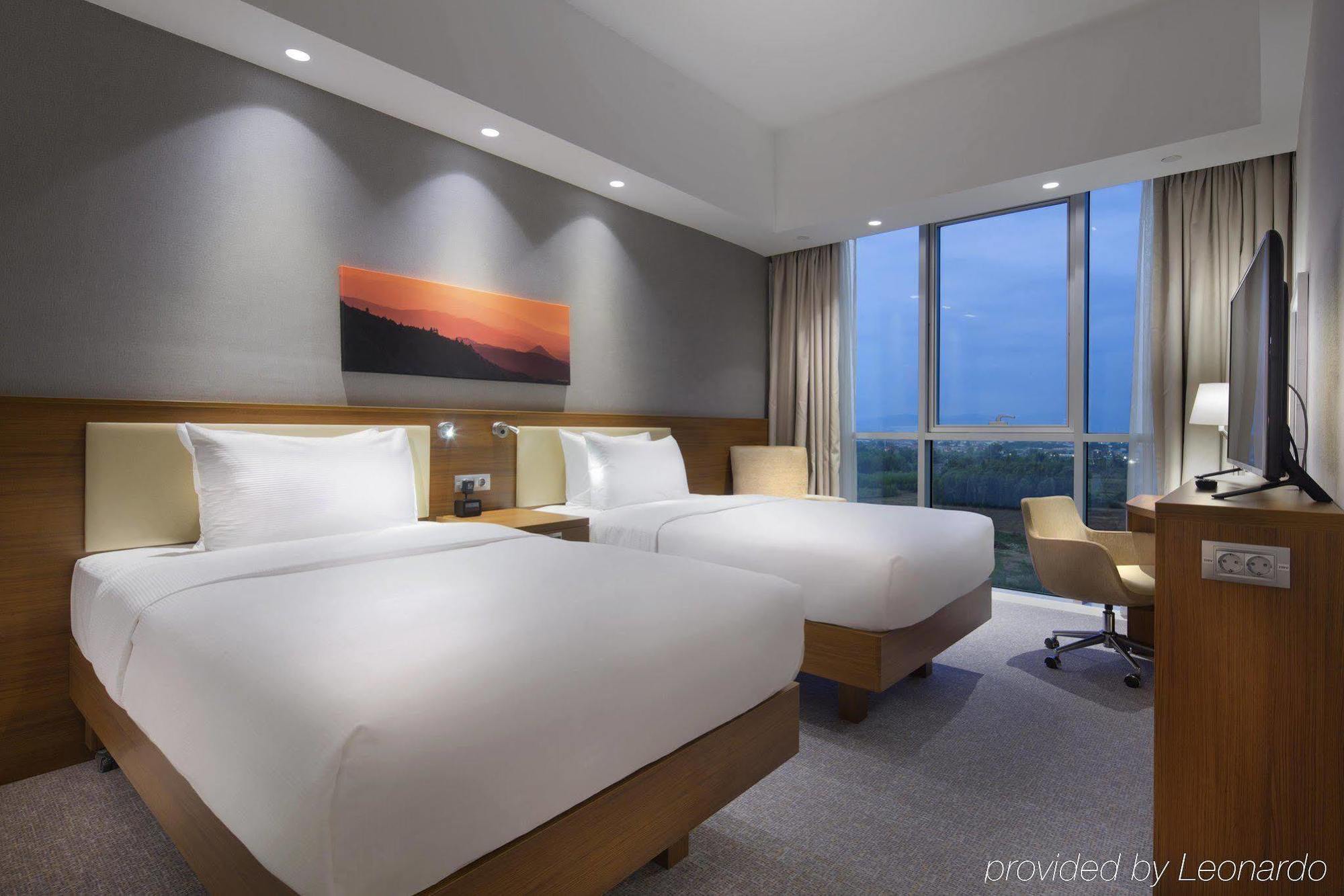 Отель Hampton By Hilton Kocaeli Symbol Экстерьер фото