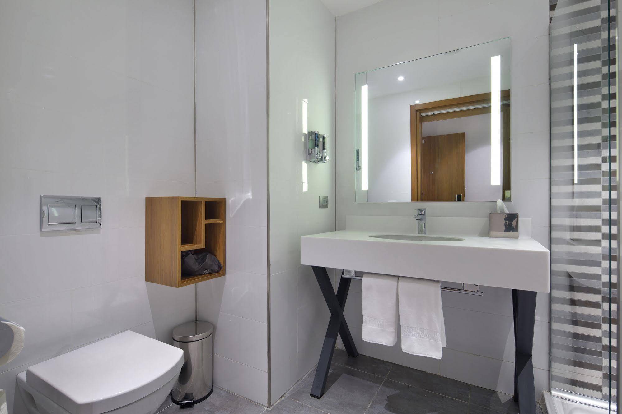 Отель Hampton By Hilton Kocaeli Symbol Экстерьер фото