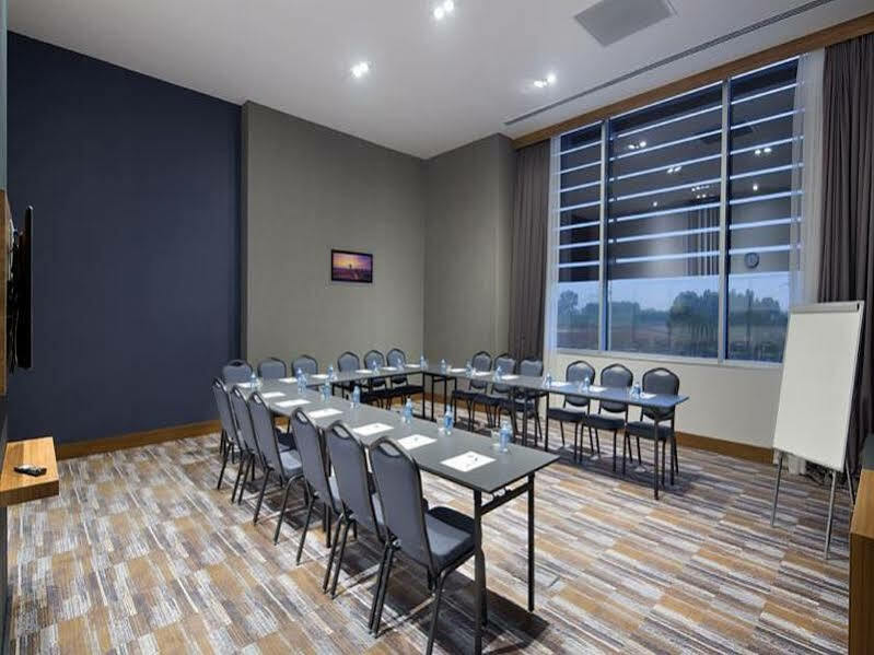 Отель Hampton By Hilton Kocaeli Symbol Экстерьер фото